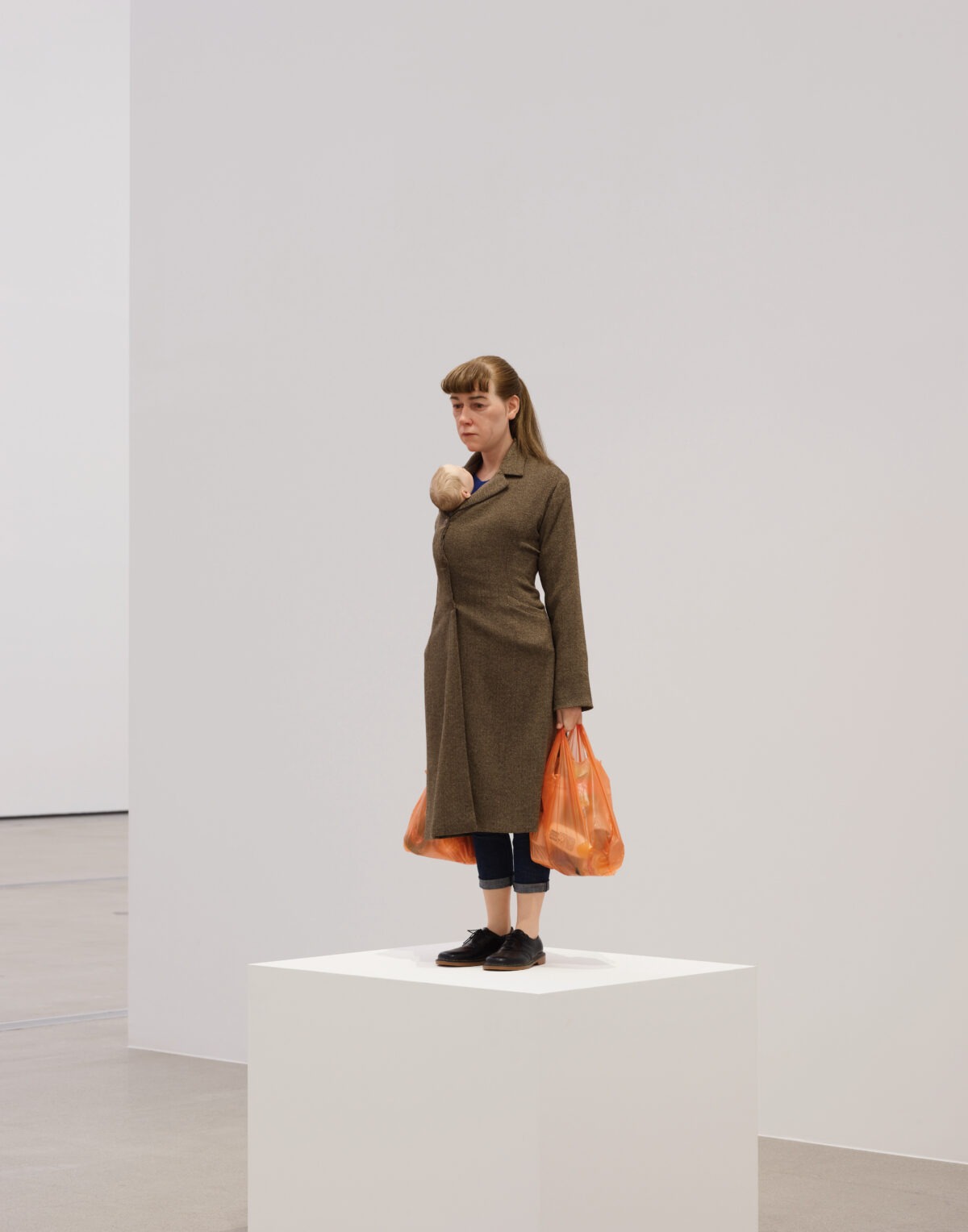 론 뮤익, ‘쇼핑하는 여인’, 혼합 재료, 113×46×30cm, 타데우스 로팍 컬렉션, 런던 · 파리 · 잘츠부르크 · 밀라 · 서울
