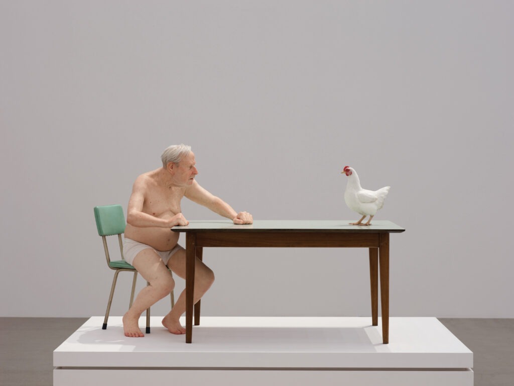 론 뮤익, ‘치킨 / 맨’, 혼합 재료, 86×140×80cm, 크라이스트처치 아트 갤러리 테 푸나 오 와이훼투 컬렉션, 아오테아로아 뉴질랜드.